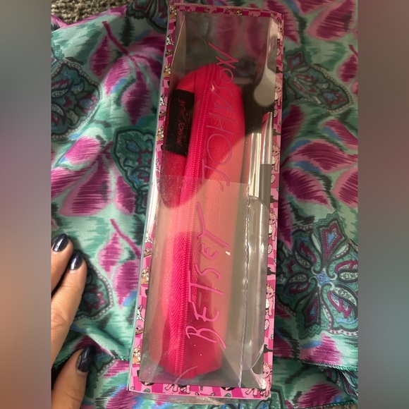 Betsey Johnson 4 PC Cosmetic Brush Kit With Storage Case - Picture 2 of 6